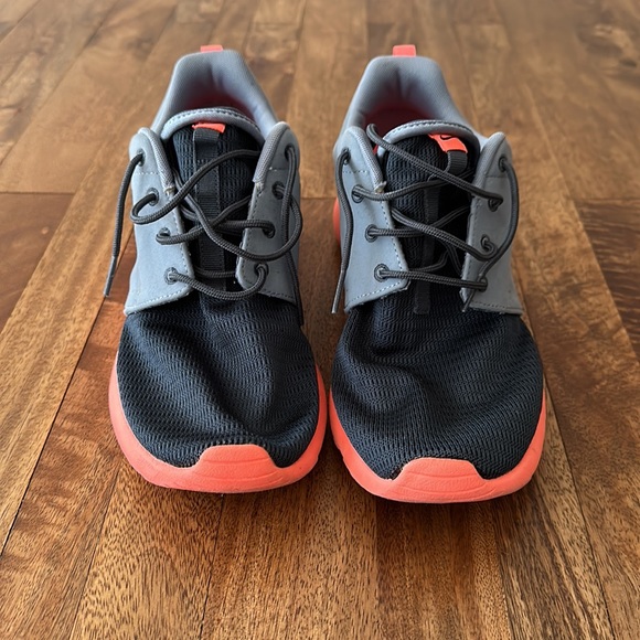 Nike Roshe Shoes - Picture 2 of 5